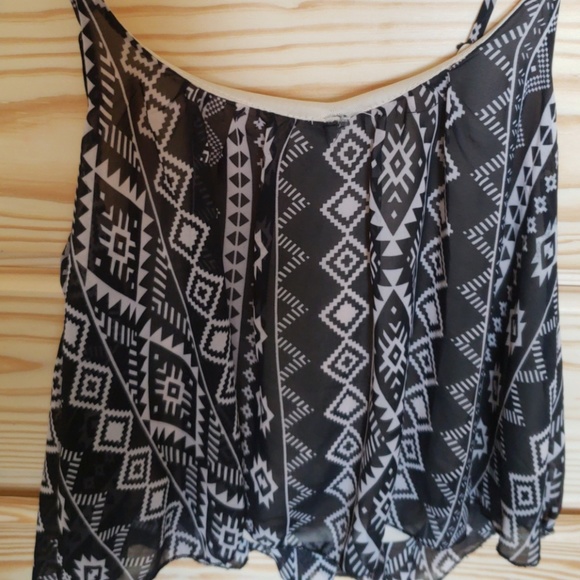 ~*Tribal print sleeveless crop top *~ - Picture 5 of 5